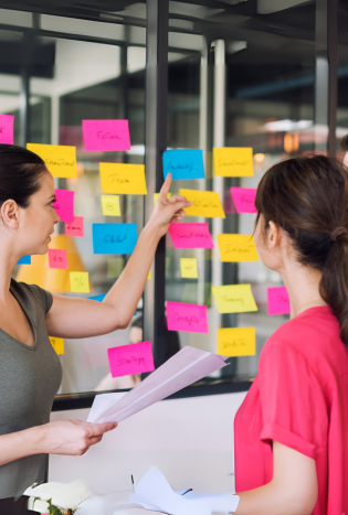El ciclo de vida de un producto es el proceso que atraviesa un bien o servicio desde su concepción hasta su eventual retirada del mercado. Comprender este ciclo es crucial para adaptar estrategias de marketing, ventas y desarrollo y permite a las empresas anticipar y responder a las necesidades del mercado en cada etapa.